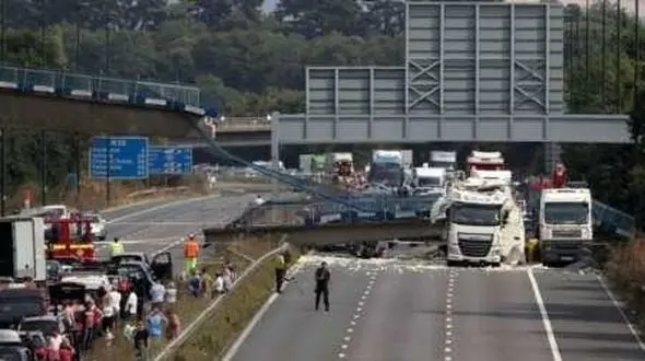 عکس ریزش مرگبار یک پل معلق / فرانسه