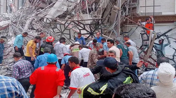 شوآف سگ‌ها در متروپل آبادان ! / نیروهای هلال‌احمر انتقاد کردند +فیلم