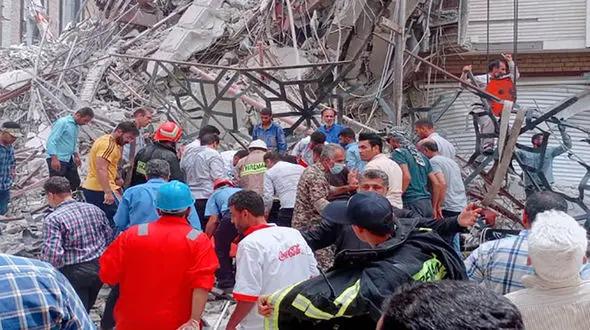 شوآف سگ‌ها در متروپل آبادان ! / نیروهای هلال‌احمر انتقاد کردند +فیلم