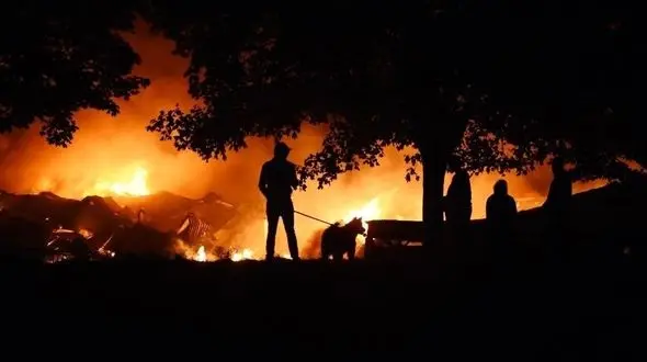 آتش‌سوزی  ساختمان یک انبار در لندن + تصاویر وحشتناک