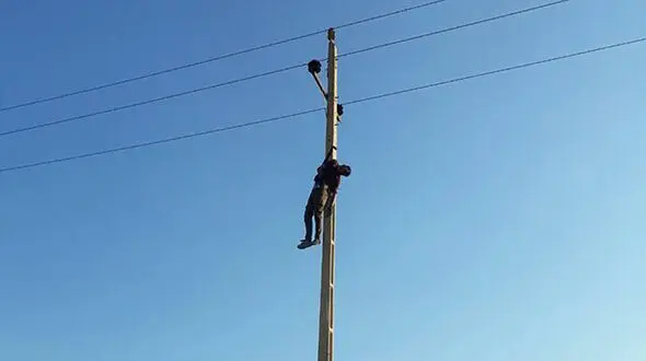 ببینید / پودر شدن یک جوان به خاطر دست زدن به برق فشار قوی + فیلم