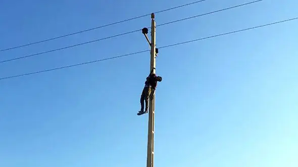 ببینید / پودر شدن یک جوان به خاطر دست زدن به برق فشار قوی + فیلم