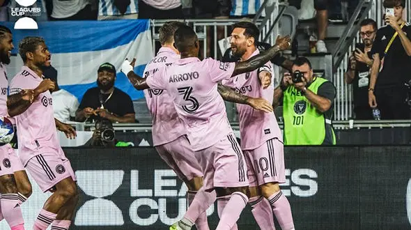 واکنش جالب گارد امنیتی ورزشگاه به گل دقایق پایانی لیونل مسی + فیلم