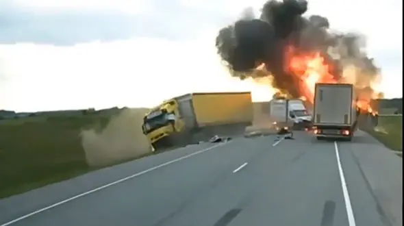 تصادف وحشتناک با تریلی در اثر سبقت + فیلم