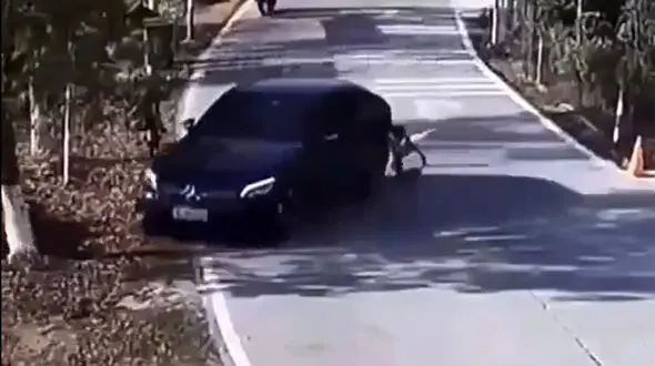 ببینید / عکس العمل خارق العاده راننده بنز جان این کودک را نجات داد