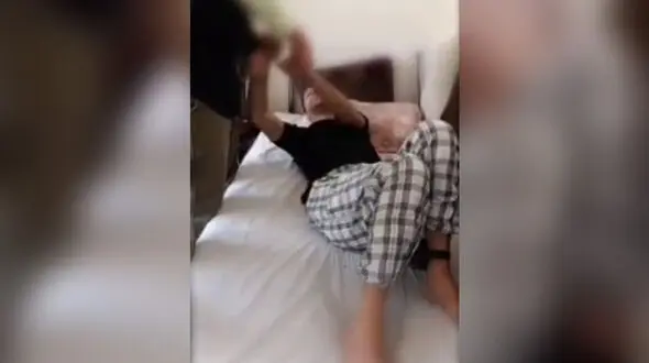فیلم لحظه بازداشت دزدی که با پابند الکترونیکی باز سرقت می کرد