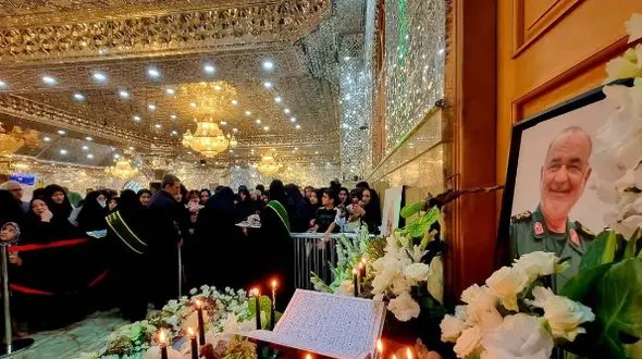 فیلم جشن تولد جگرسوز سردار سلامی بر سر مزارش / روشن کردن شمع‌های مشکی به دست دختر فرمانده شهید