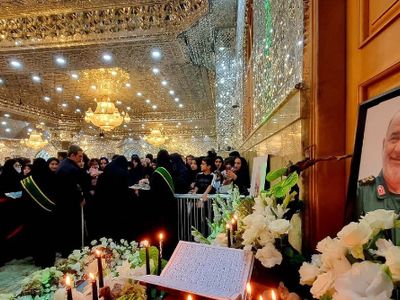 فیلم جشن تولد جگرسوز سردار سلامی بر سر مزارش / روشن کردن شمع‌های مشکی به دست دختر فرمانده شهید
