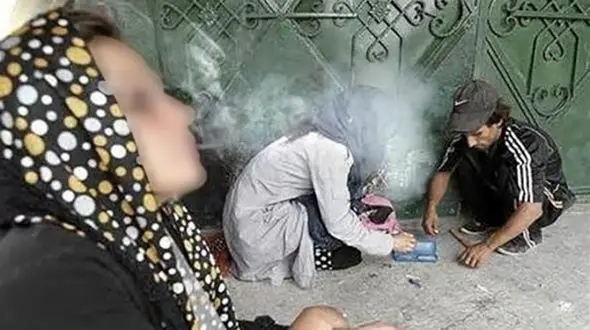 زن جوان بخاطر اثبات عشقش ایدزی شد / جنین 5 ماهه اش هم اعتیاد دارد هم ایدزی است