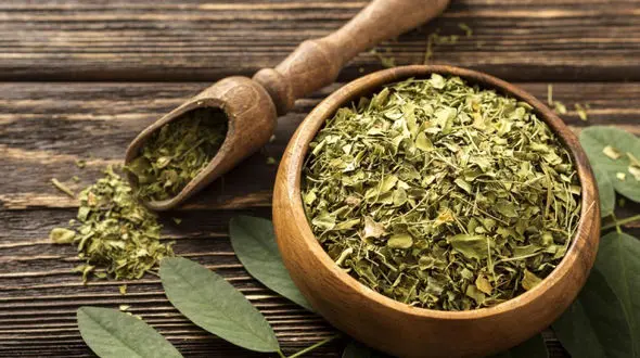 برگ بو چیست؟ + خواص و طرز پخت نان خانگی و خورش گوشت با برگ بو