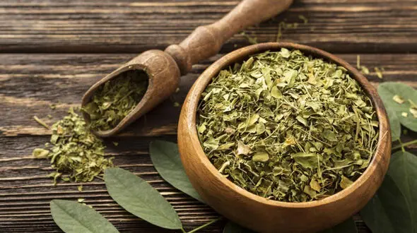 برگ بو چیست؟ + خواص و طرز پخت نان خانگی و خورش گوشت با برگ بو