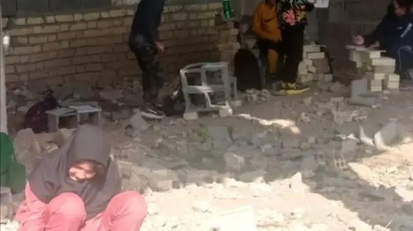 دانش‌آموزان روستای بطاری یاسوج  مدرسه ندارند /  روی آجر و بلوک درس می‌خوانند + تصاویر