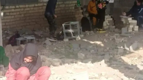 دانش‌آموزان روستای بطاری یاسوج  مدرسه ندارند /  روی آجر و بلوک درس می‌خوانند + تصاویر