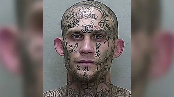 آزار شیطانی زن جوان  توسط مرد تاتویی / موهایش را هم سوزاند + عکس / امریکا