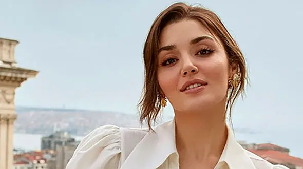 ژست هالیوودی هانده ارچل با تیپی تمام خز در ماشین لوکس و گرانقیمتش+عکس