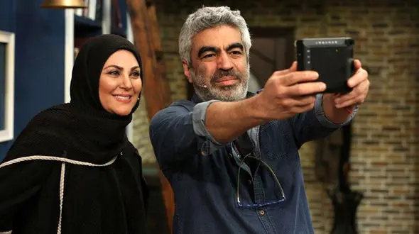 سلفی گرفتن سروش صحت با لاله اسکندری در تلویزیون+عکس