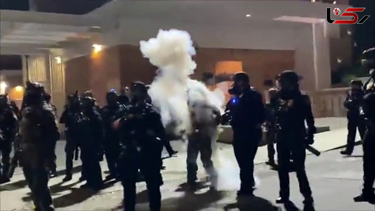 خنده معترضان آمریکایی به شلیک اشتباهی گاز اشک آور توسط ماموران پلیس + فیلم