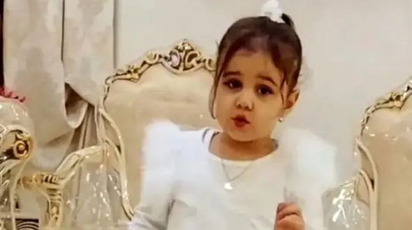 فیلم آواز دلبرانه دختر بچه زیبا با آهنگ طلیسچی /  پاش قد فندقه تازه تاتی میره میرقصه همه تو کف موندن