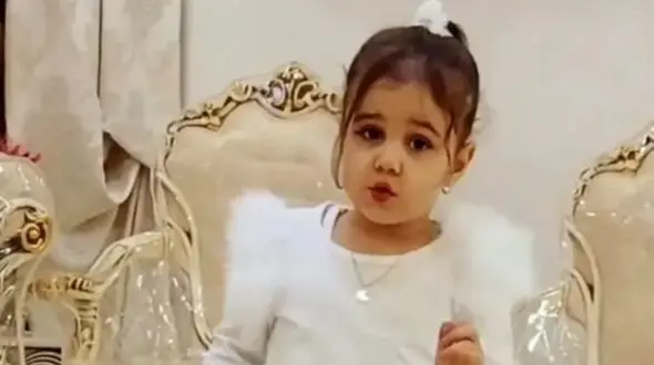 فیلم آواز دلبرانه دختر بچه زیبا با آهنگ طلیسچی /  پاش قد فندقه تازه تاتی میره میرقصه همه تو کف موندن