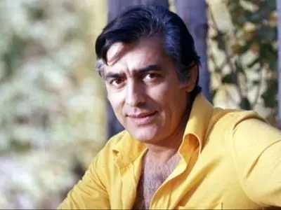 فیلم / آواز احساسی /  علی فردین خدابیامرز آهنگ سلطان قلبها رو با بغض برای آخرین بار خوند ...