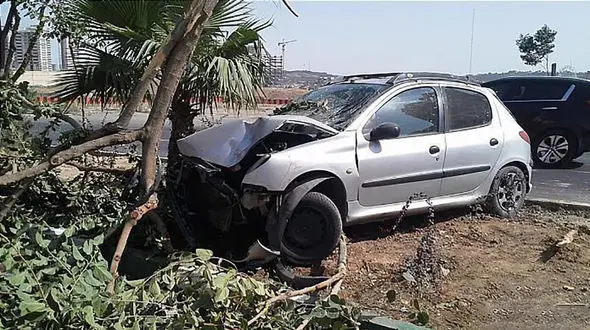 مرگ زن و مرد جوان به خاطر تصادف با درخت در گلستان + عکس