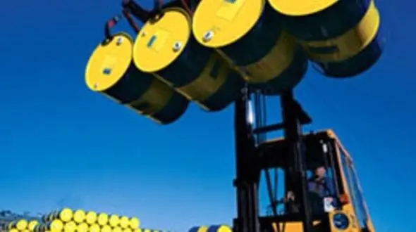 جابجایی و تخلیه بسیار آسان بشکه به کمک وسیله‌ای ساده + فیلم 