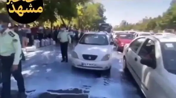 دامداران معترض در مشهد، کرمان و شیراز شیرها را کف خیابان ریختند + فیلم