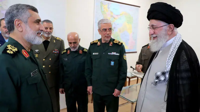 اعطای «نشان فتح» به سردار حاجی‌زاده، توسط حضرت آیت الله خامنه ای فرمانده کل قوا