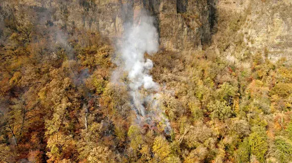 مهار آتش گلستان با ۲۷ تُن آب توسط بالگردهای هلال احمر