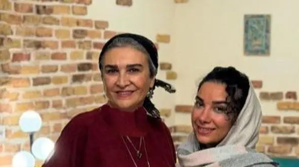 فیلم/ چرخی در خانه نقلی مینا نوروزی که هم دفتر کارشونه و هم محل زندگی؛ از مبلمانی خوشرنگ با دیزاین سنتی دیوار پذیرایی تا لوستر و آباژورهایی مُدروز و عروس‌پسند