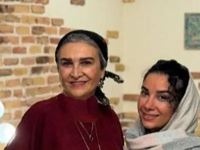 فیلم/ چرخی در خانه نقلی مینا نوروزی که هم دفتر کارشونه و هم محل زندگی؛ از مبلمانی خوشرنگ با دیزاین سنتی دیوار پذیرایی تا لوستر و آباژورهایی مُدروز و عروس‌پسند