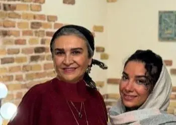 فیلم/ چرخی در خانه نقلی مینا نوروزی که هم دفتر کارشونه و هم محل زندگی؛ از مبلمانی خوشرنگ با دیزاین سنتی دیوار پذیرایی تا لوستر و آباژورهایی مُدروز و عروس‌پسند