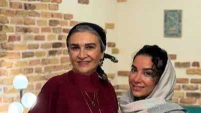 چرخی در خانه نقلی مینا نوروزی که هم دفتر کارشونه و هم محل زندگی؛ از مبلمانی خوشرنگ با دیزاین سنتی دیوار پذیرایی تا لوستر و آباژورهایی مُدروز و عروس‌پسند