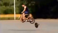 ببینید / لحظه کنده شدن چرخ موتورسیکلت و سقوط تلخ موتورسوار با صورت روی آسفالت! + فیلم