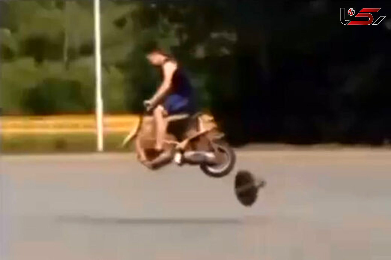 ببینید / لحظه کنده شدن چرخ موتورسیکلت و سقوط تلخ موتورسوار با صورت روی آسفالت! + فیلم
