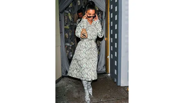 کفش هایی از دلار  در پای این سلبریتی جنجال مد روز شد+عکس