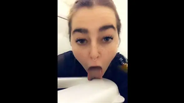 اقدام زننده یک زن برای جلب توجه مردان / عکس هایی که 6 میلیون بار دیده شد + عکس