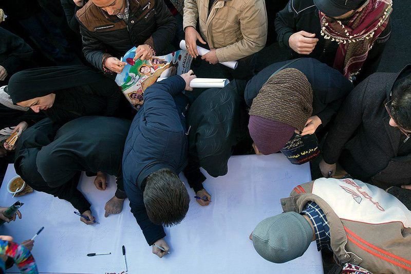  امضای طومار به رهبر معظم انقلاب جهت اعلام آمادگی برای خونخواهی سپهبد شهید حاج قاسم سلیمانی