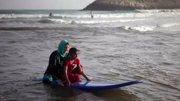 درخواست دختران بلوچ از وزیر ورزش و جوانان / دختران ساحل "رمین" چشم دوخته به موج آرزوها + فیلم