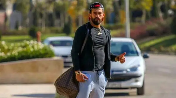 اُملت خوردن رامین رضاییان در ماهیتابه و سینی آلومینیومی ؛ ابر ستاره فوتبال خاکی رفتار کرد +عکس