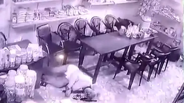 لحظه شلیک اراذل اوباش به پدر و پسر در رستوران و مقابل دوربین+فیلم