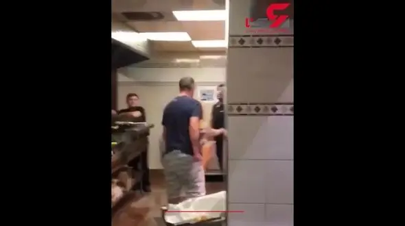 فیلم حمله احمقانه مرد آمریکایی به دو ایرانی در دوبی / به خاطر خلیج فارس کتک خورد+ 