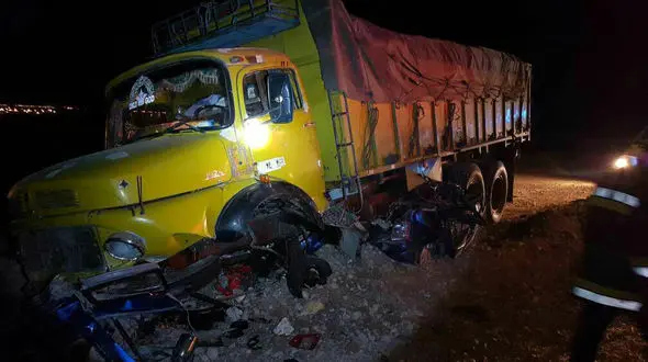 پراید زیر چرخ های کامیون له شد + عکس 