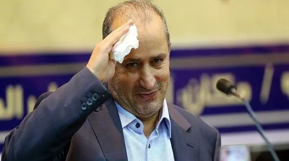 تاج ، توپ را به زمین خبرنگاران انداخت !