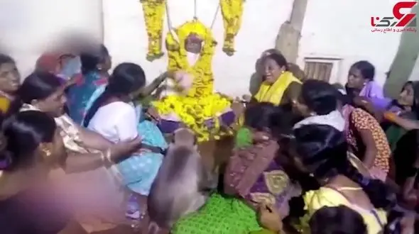 همدردی عجیب میمون با زن داغدار در مراسم تشییع جنازه! + فیلم