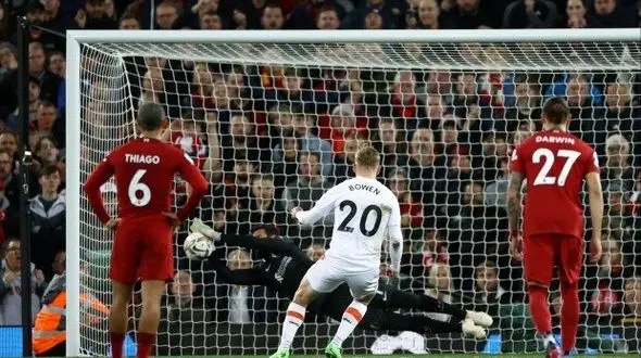 حرکت غیر اخلاقی بازیکن لیورپول لو رفت +عکس