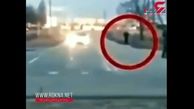 لحظه انفجار مهیب یک زن تروریست انتحاری در مقابل پلیس +فیلم