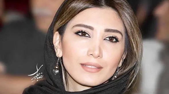 استایل زیاد راحت نیکی مظفری با حضور دمپایی در ملا عام