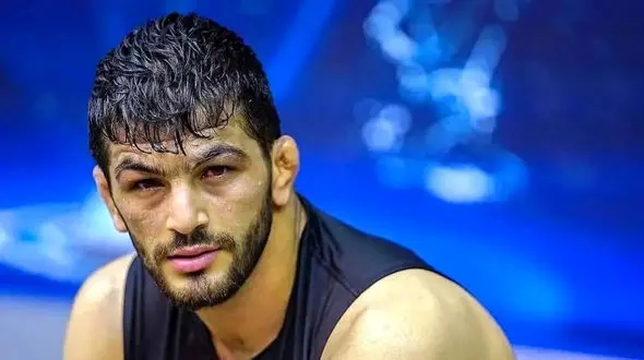 عکس: گوش مدل حسن یزدانی ۲ میلیون تومان!