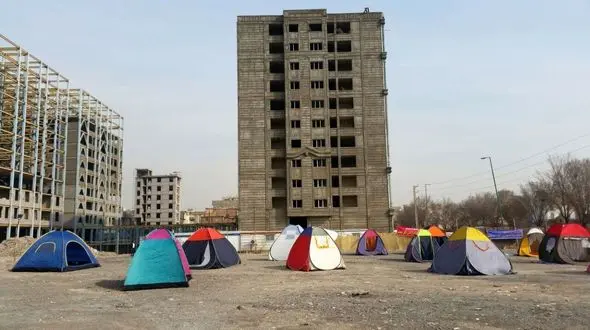  چادر نشینی 30 خانوار میان برج های نیمه ساخته در تهران+ عکس